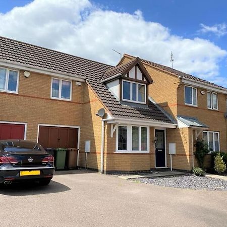 Charming Home In Wellingborough Buitenkant foto