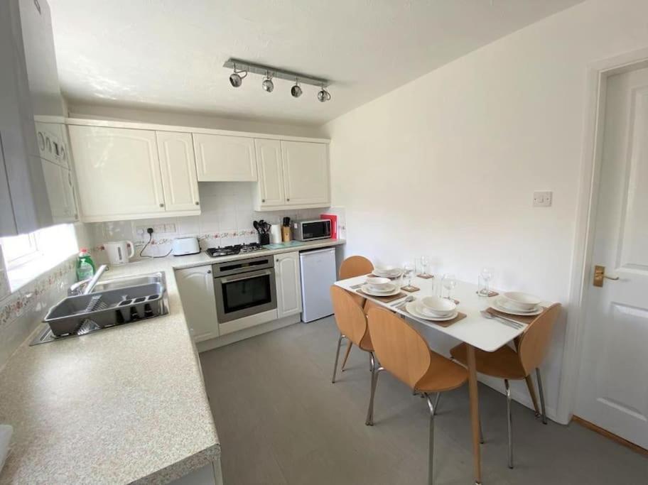 Charming Home In Wellingborough Buitenkant foto